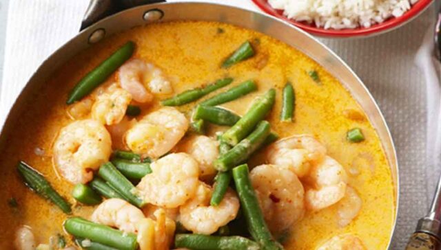 Prawns in Indian yellow gravy and rice