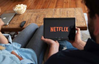 5 Things To Know About Netflix India Before Signing Up couple watching netflix on an ipad