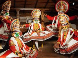 Kathakali performers during the traditional kathakali dance of Kerala's state in India. It is a major form of classical Indian dance related to Hindu performance Malayalam-speaking region of Kerala.